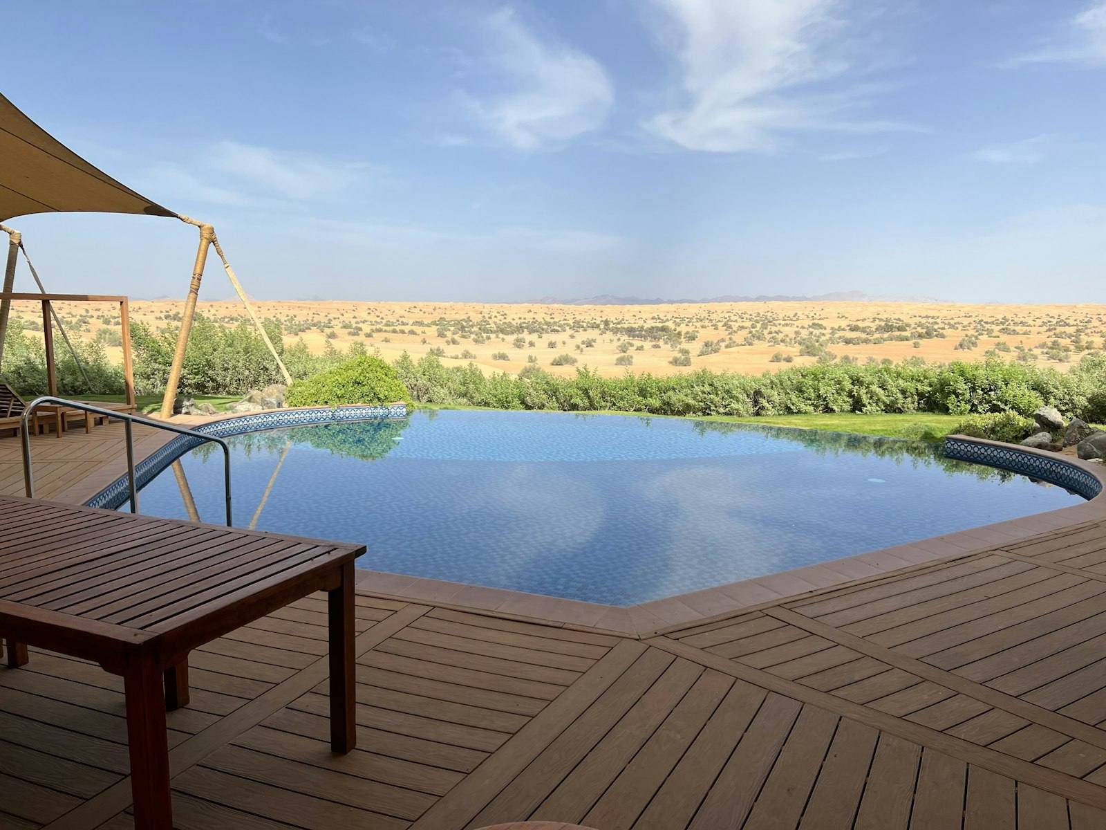 Terraza de una suite de safari con alberca privada frente a la sabana